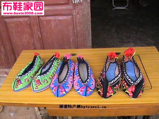 彝族绣花布鞋